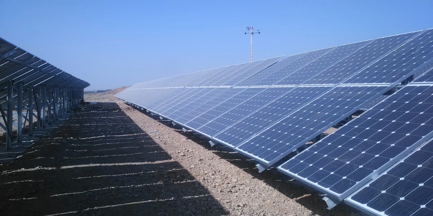 انتخاب پنل خورشیدی مناسب راهنمای کامل پروژه‌های صنعتی و تجاری