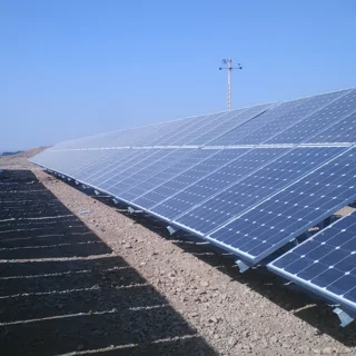 انتخاب پنل خورشیدی مناسب راهنمای کامل پروژه‌های صنعتی و تجاری